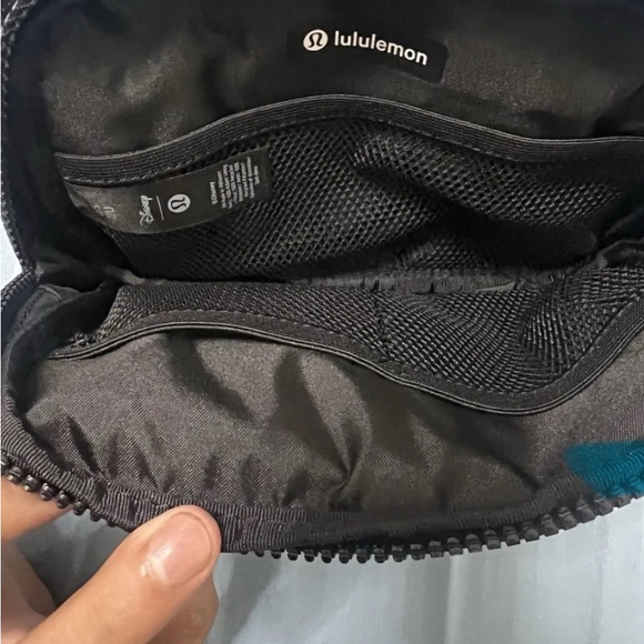 DISNEY x LULULEMON Everywhere Belt Bag 1L Mickey in Motion Graphic NWT - Picture 3 of 9